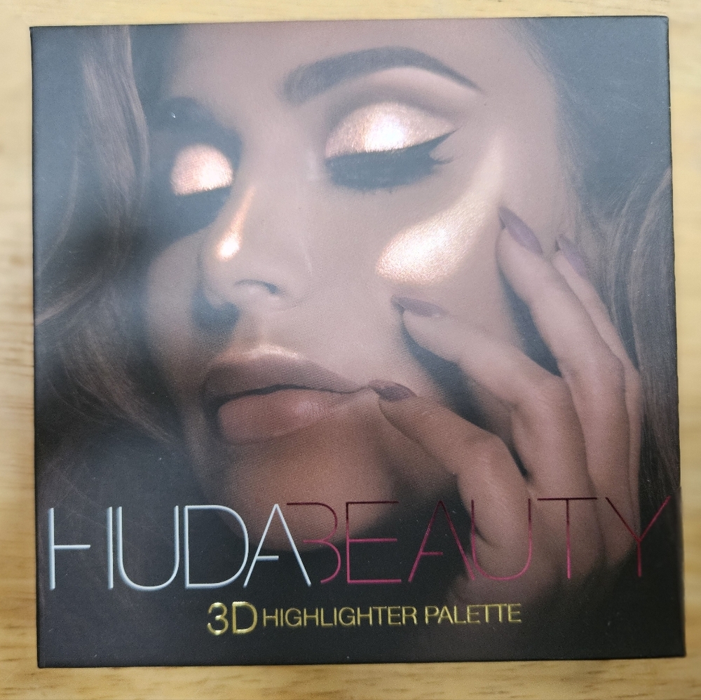 Huda Beauty highlighter palette